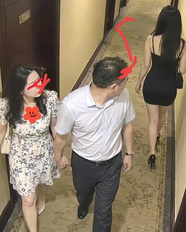 这位男士敢明目张胆的这样做，估计回到家也是搓衣板伺候。结局肯定好不了的！理由如下
