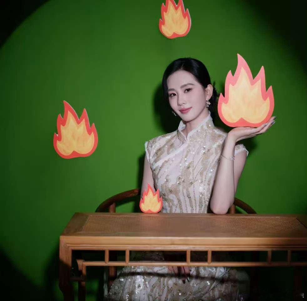 刘诗诗旗袍look刘诗诗嫩粉旗袍刘诗诗嫩粉旗袍，好美的look……[爱你][爱你