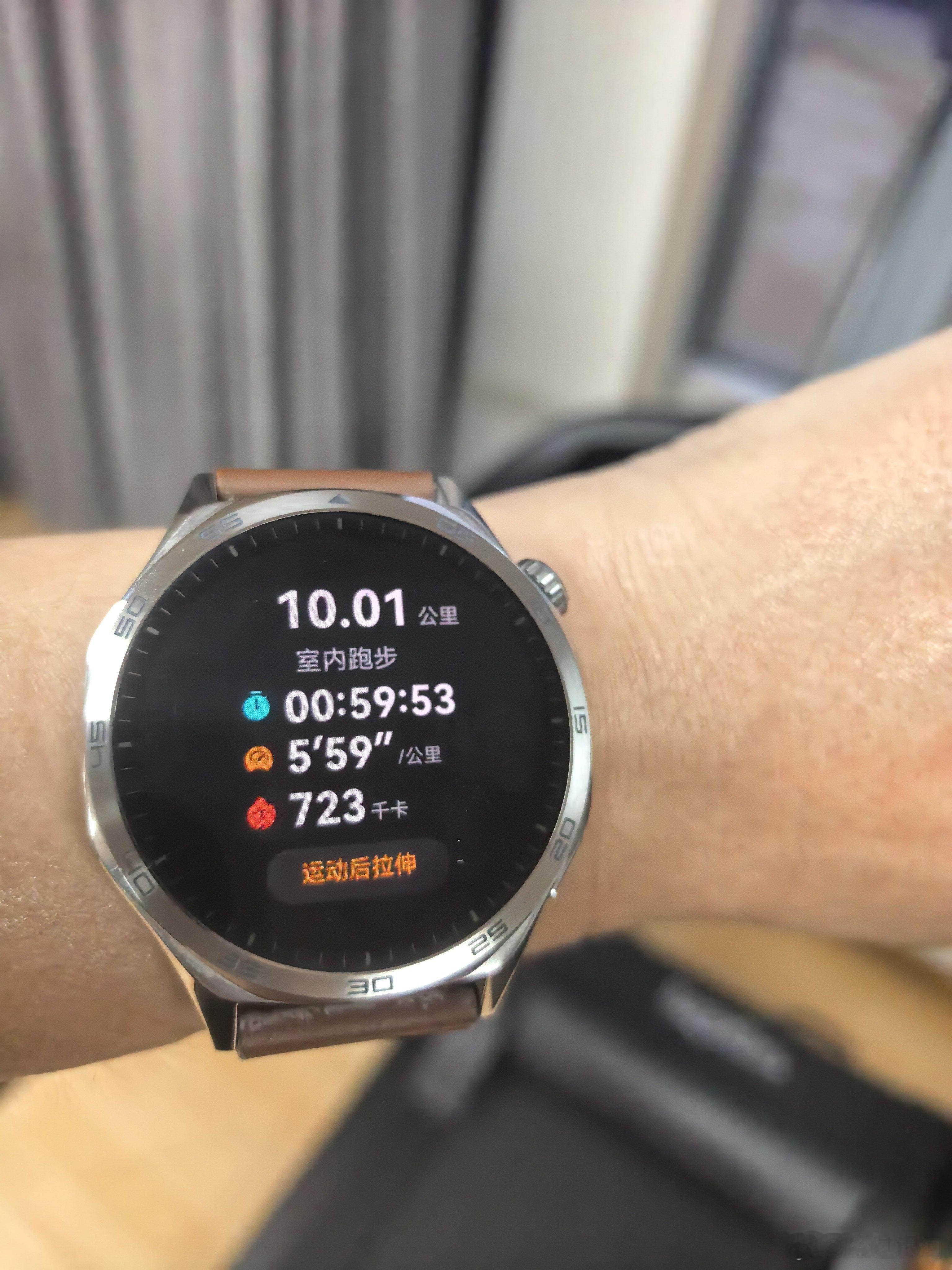 雨后，跑步机慢摇10km。最近对速度失去了执念，就这么慢下来吧！即刻开跑
