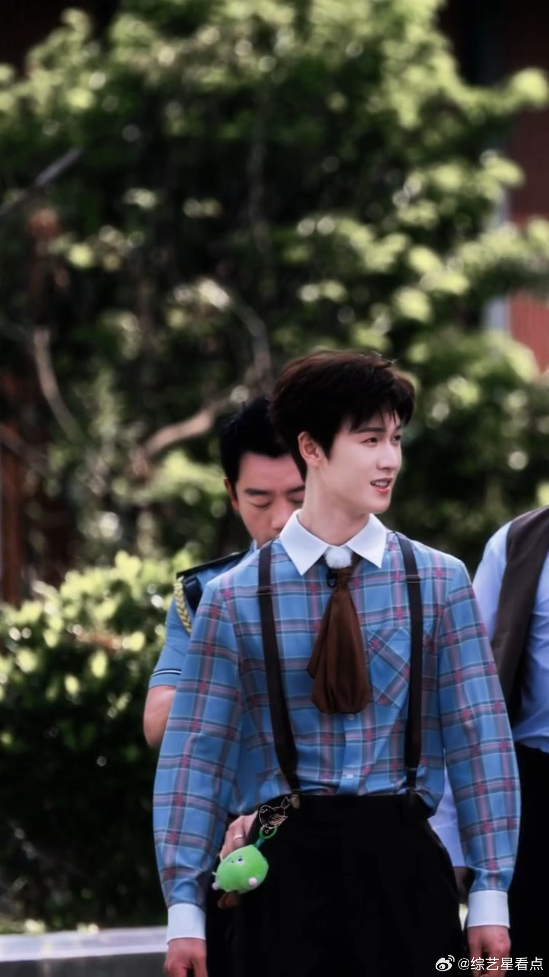 李昀锐民国小少爷即视感李昀锐奔跑吧背带裤穿搭，完全民国小少爷，造型师加鸡腿~李昀