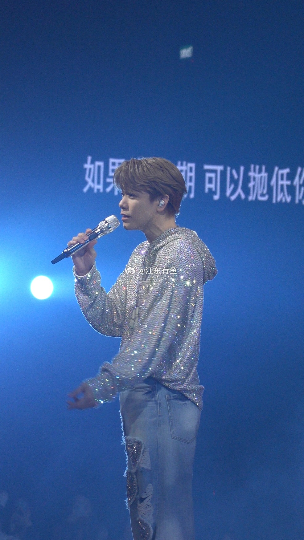真的可爱疯了每次飞过去看演唱会航班上都会听遥吻