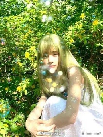 事实证明绿色发色不显白，连鞠婧祎来了都很泛黄。 