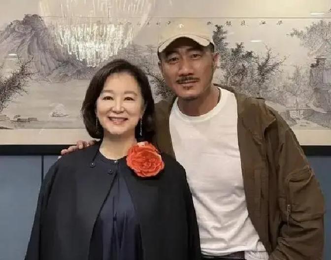 他们管这叫“顶流饭局”，但你错了。
这桌人坐在一起，不是为了拍一张给朋友圈看的合