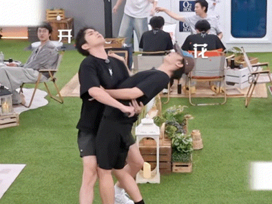 张彬彬模仿王赫野劫持女伴舞有人管管不一周过去了哥哥们也没从王赫野的赫尔兹里走出来