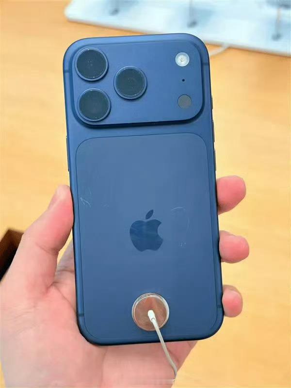 苹果回应iPhone17Pro划痕好像只有蓝色，划痕会明显一点，其他的倒还好，反