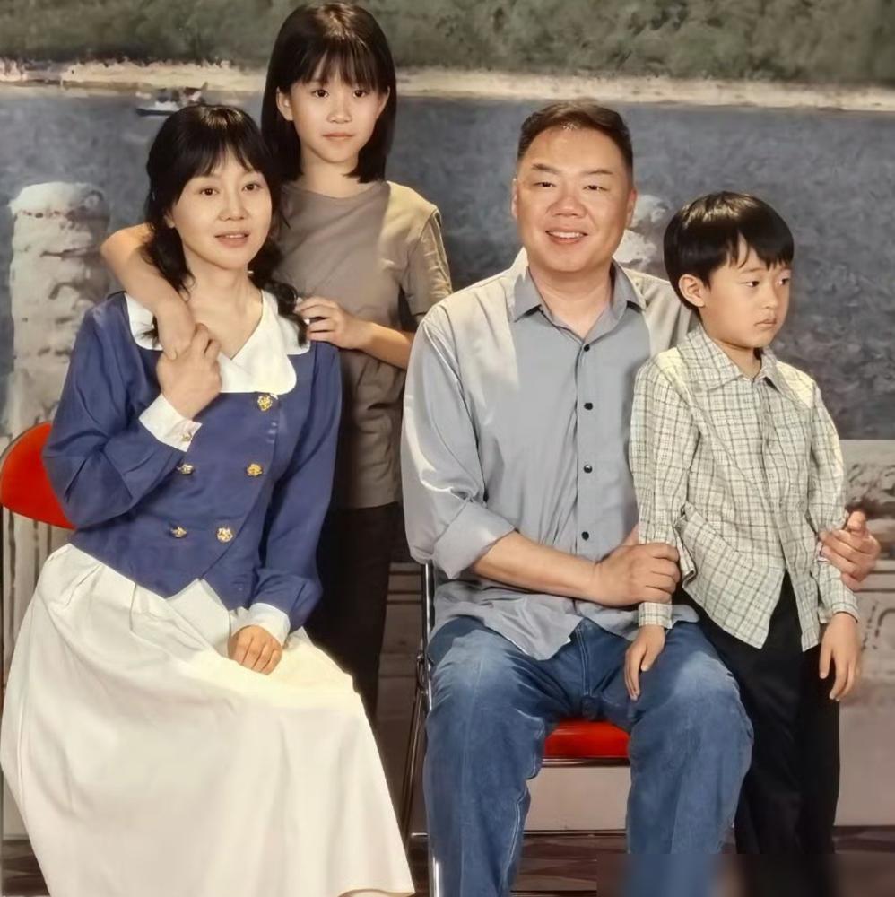 别磕了，《武林外传》20年，他们十年没见过面。
 
新剧里演夫妻，办婚礼，但闫妮