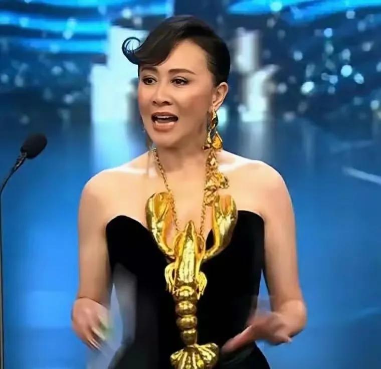 刘嘉玲每次出场都有惊喜！红毯女王要数刘嘉玲！因为刘嘉玲每次亮相的战衣创意满满，造