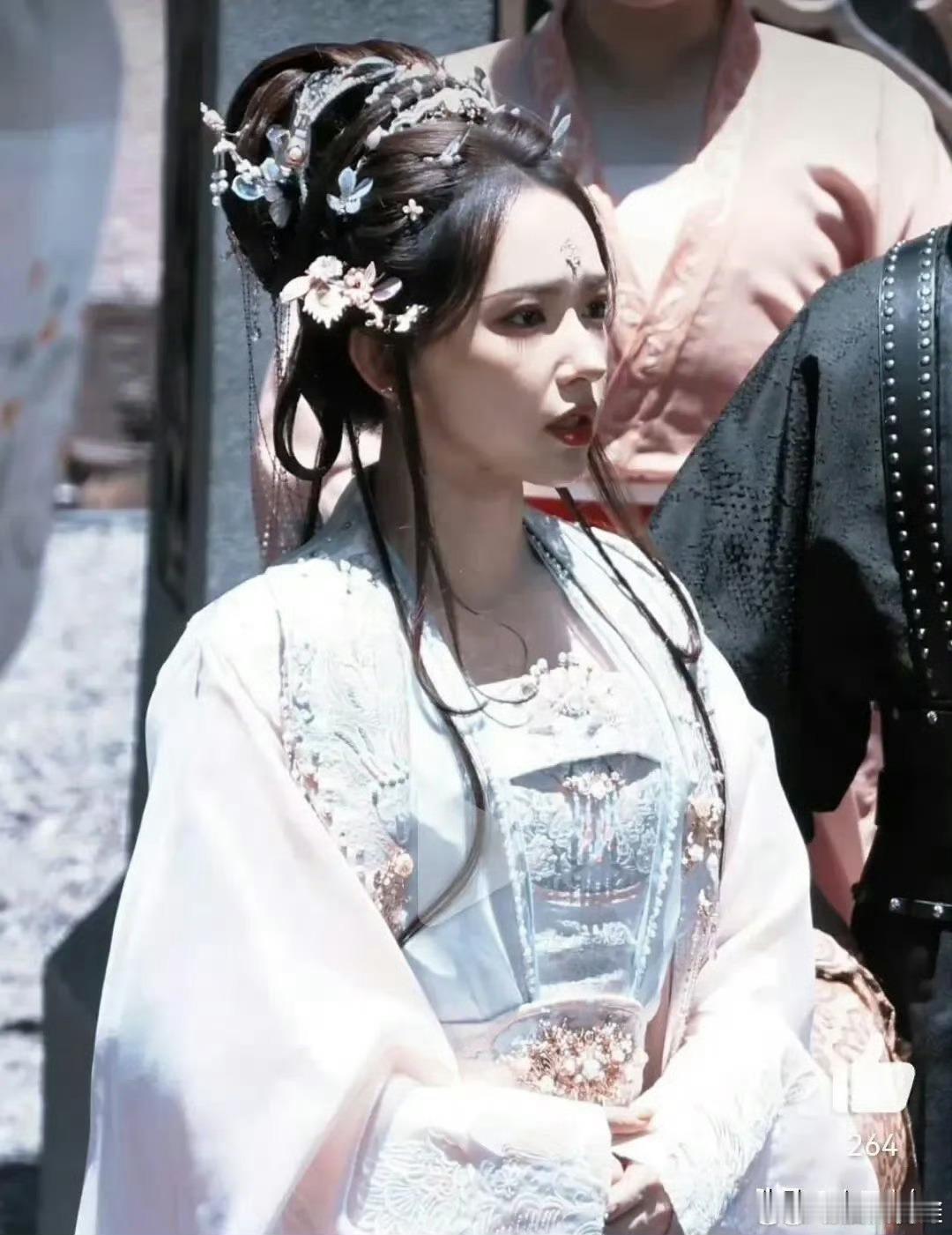 #张婧仪的眼眶可以遮阳#美人骨相[爱你]#明星大咖汇# ​​​