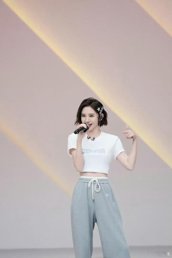 唐艺昕浪姐之后舞技大增谁能想到唐艺昕舞技进步后直接跑偏抽象风，又认真又搞笑，自带