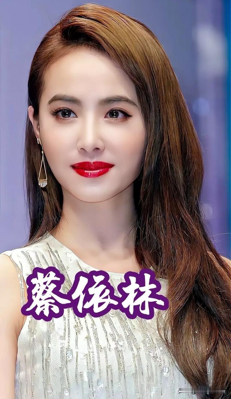 曾经那个清纯漂亮的甜妹子，在人到中年时，怎么突然变得如此大胆，如此开放？演唱会上