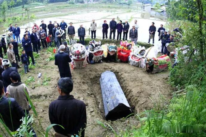 人死了都讲究入土为安，看来很多人对土葬有深深的眷恋和敬意。认为火葬太残忍了，把人