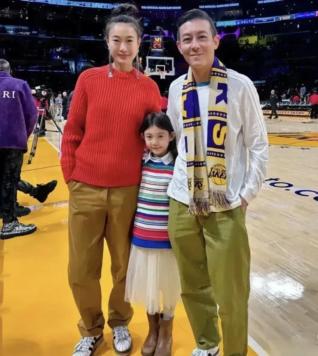 俗话说，女儿像爸，儿子像妈。这女儿绝对是亲生的，跟爸爸长得一模一样。#娱乐# #