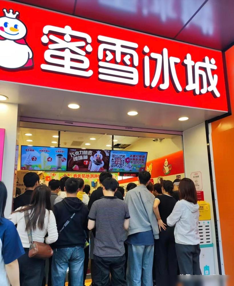 儿子暑假在蜜雪冰城打工，规矩就一条：店里饮料随便炫，但只能用自己杯子——店长得数