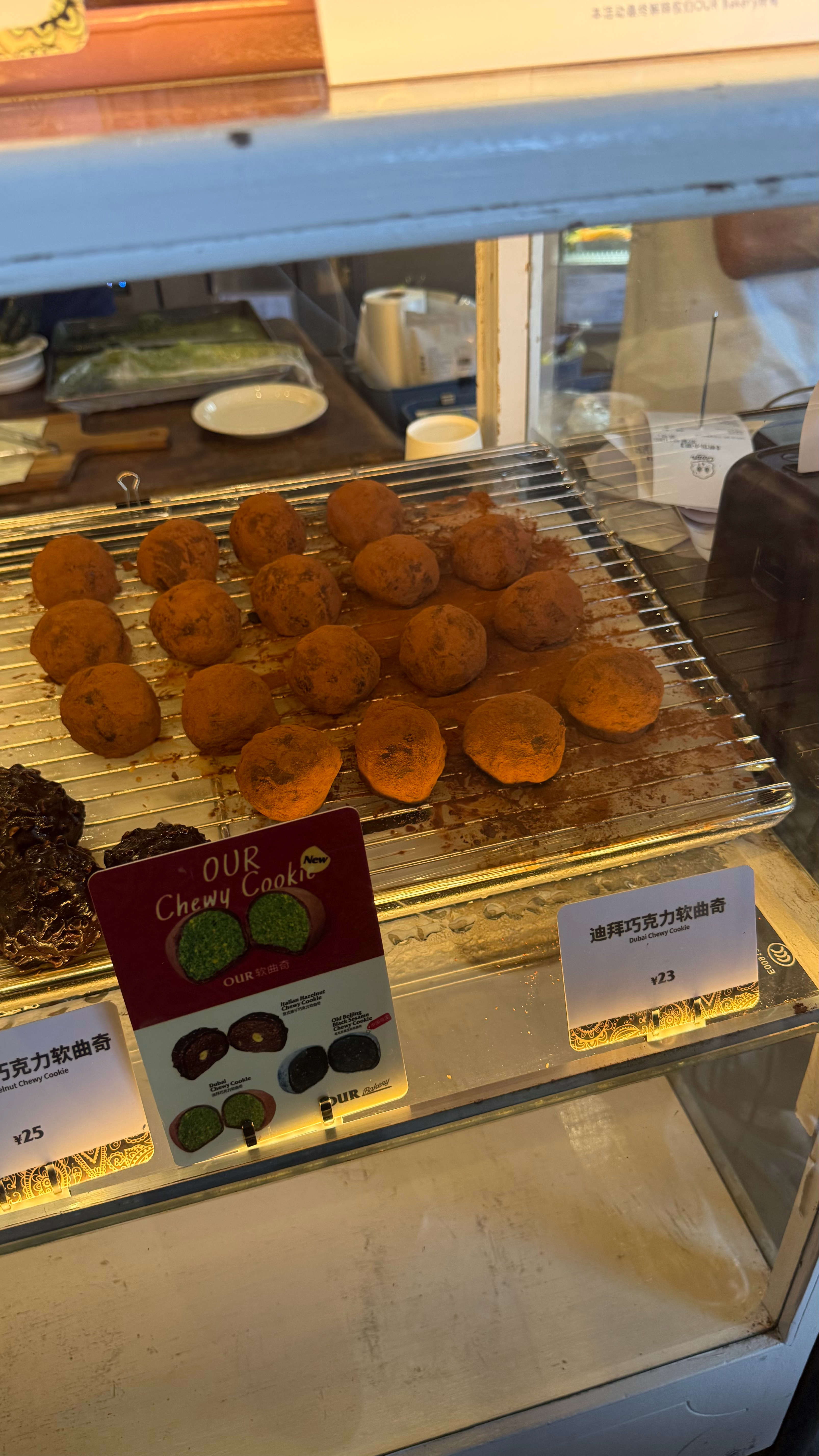 今晚在our bakery吃热量核弹跟我妹的耐腻程度是吃完一份辣奶油意面可以再追