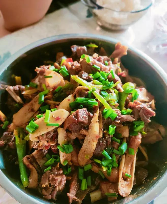 夏日生活打卡季 夏日生活，那可是丰富多彩！中伏天里，美食不能少。像鸭肉焖芹菜，做