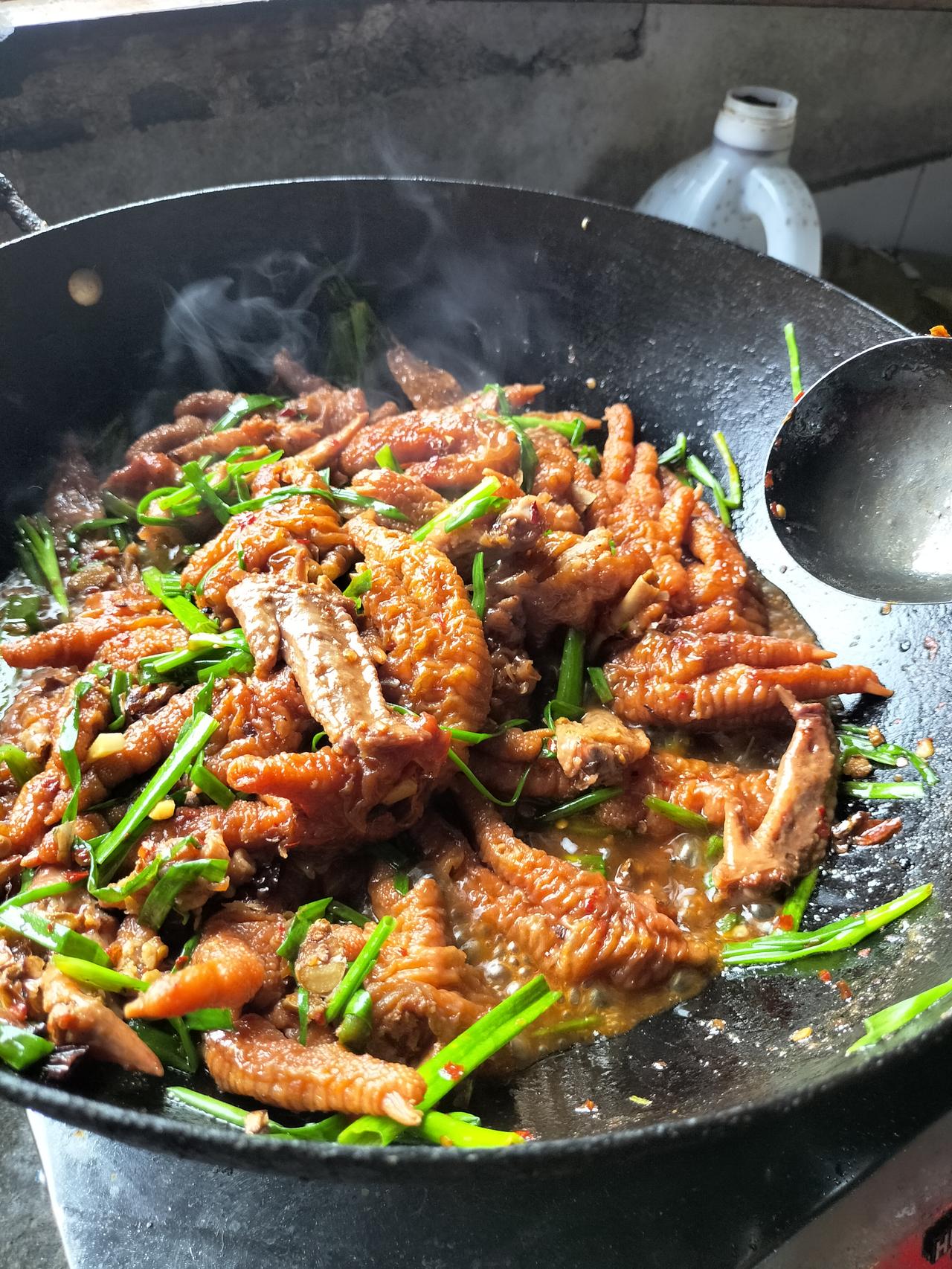虎皮鸡爪35元一斤，比猪肉还贵，但还蛮有味道的，我儿子爱吃，我自己不知道做，是买