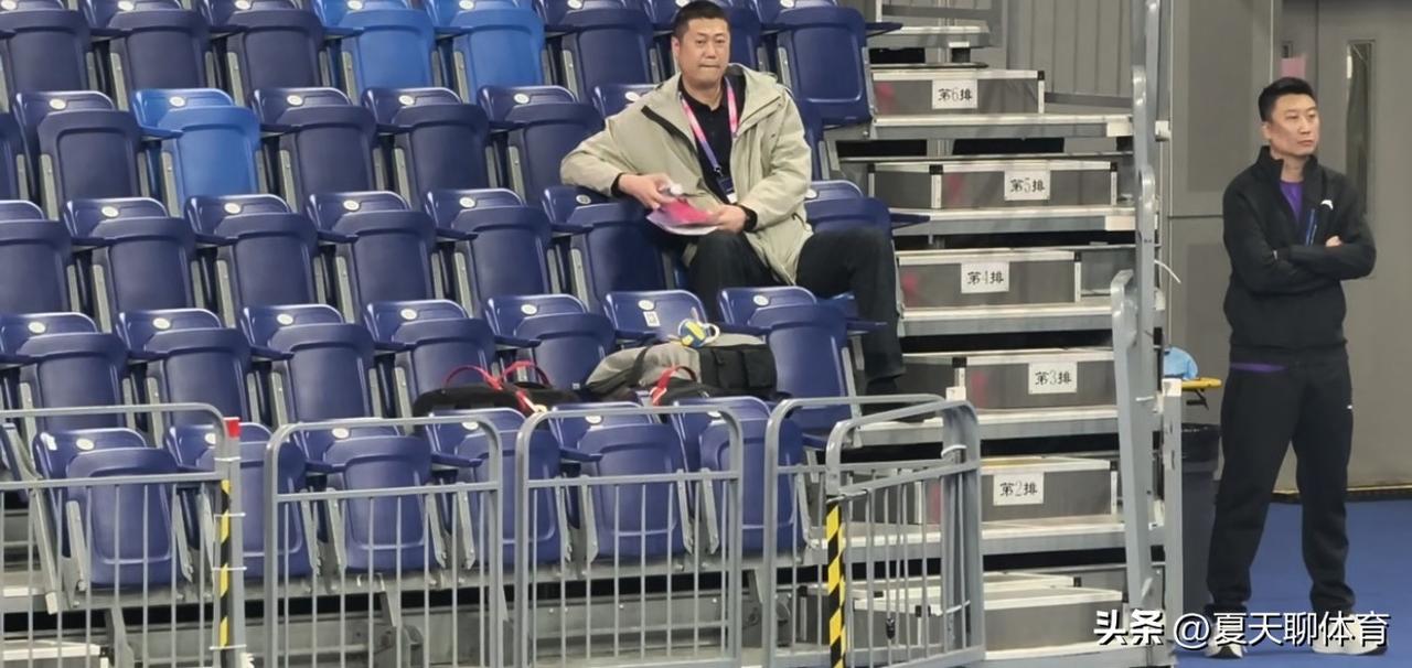 中国女排主教练赵勇现身女排联赛！今天又去看了全国青年排球挑战赛B组江西女排VS深