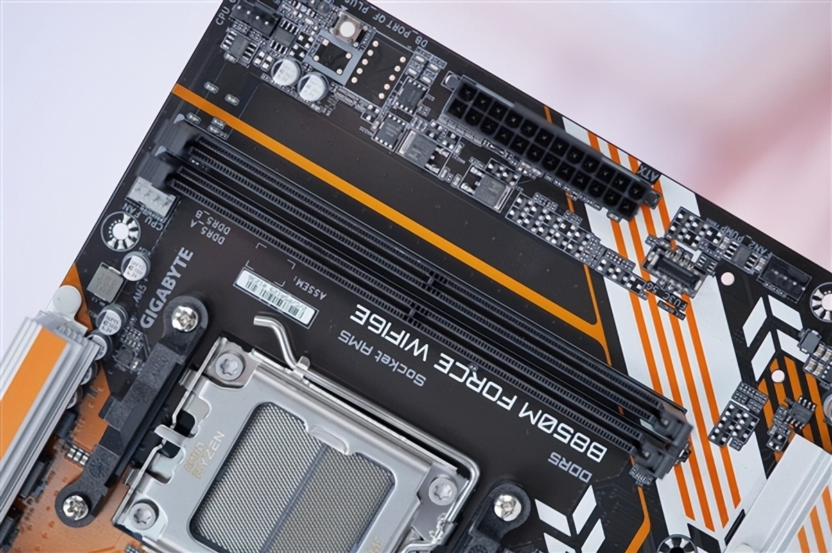 电竞风拉满！技嘉战鹰B850M FORCE WIFI6E主板图赏