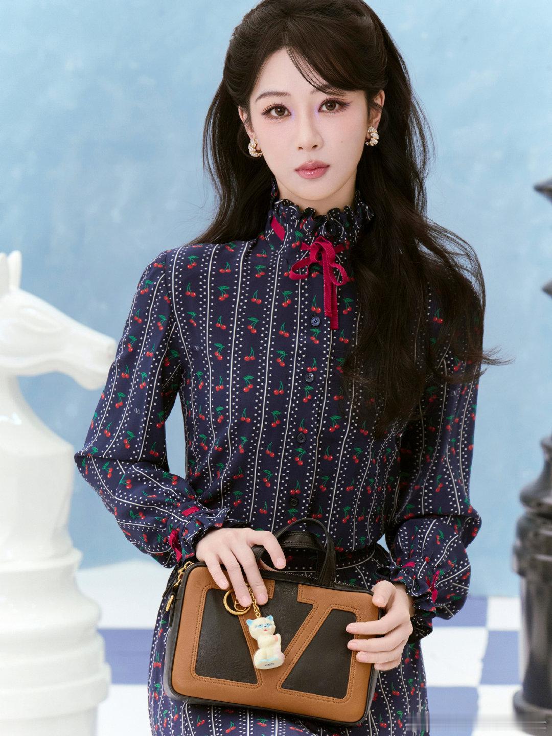 杨紫公主头杨紫公主披发 俏皮与夏日同频，倾诉甜美蜜语。杨紫公主头造型太美啦~ ​