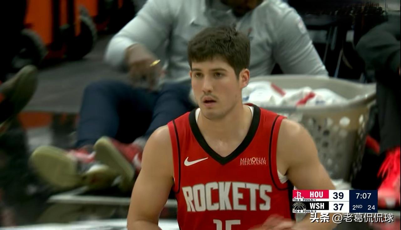 火箭新星谢波德真是越来越像当家控卫了！在今天火箭客场挑战奇才的比赛中，目前双方的