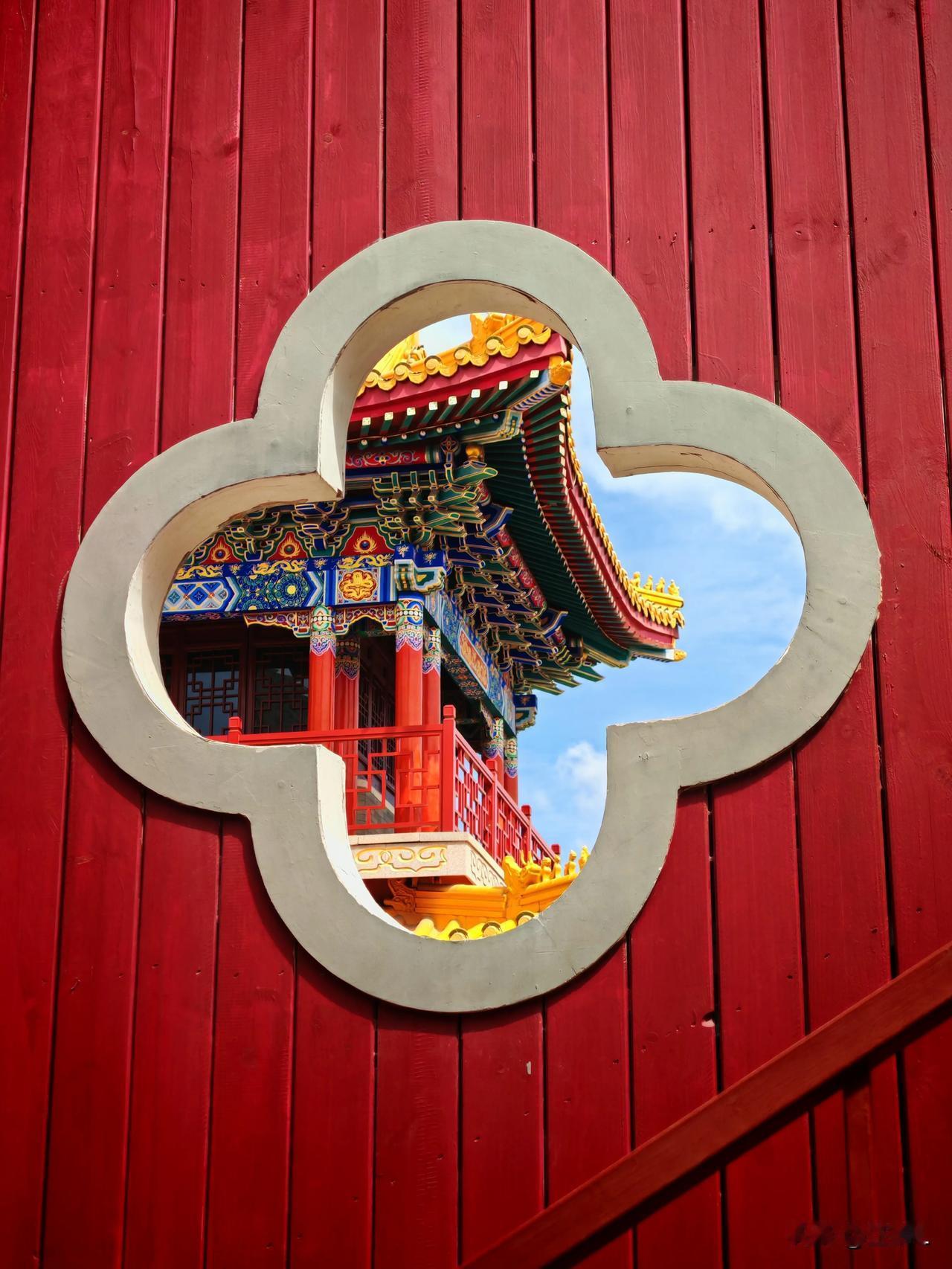 以爱为基，共赴白头！因为感情是一段好的婚姻的基础。

婚姻是一场漫长且充满未知的