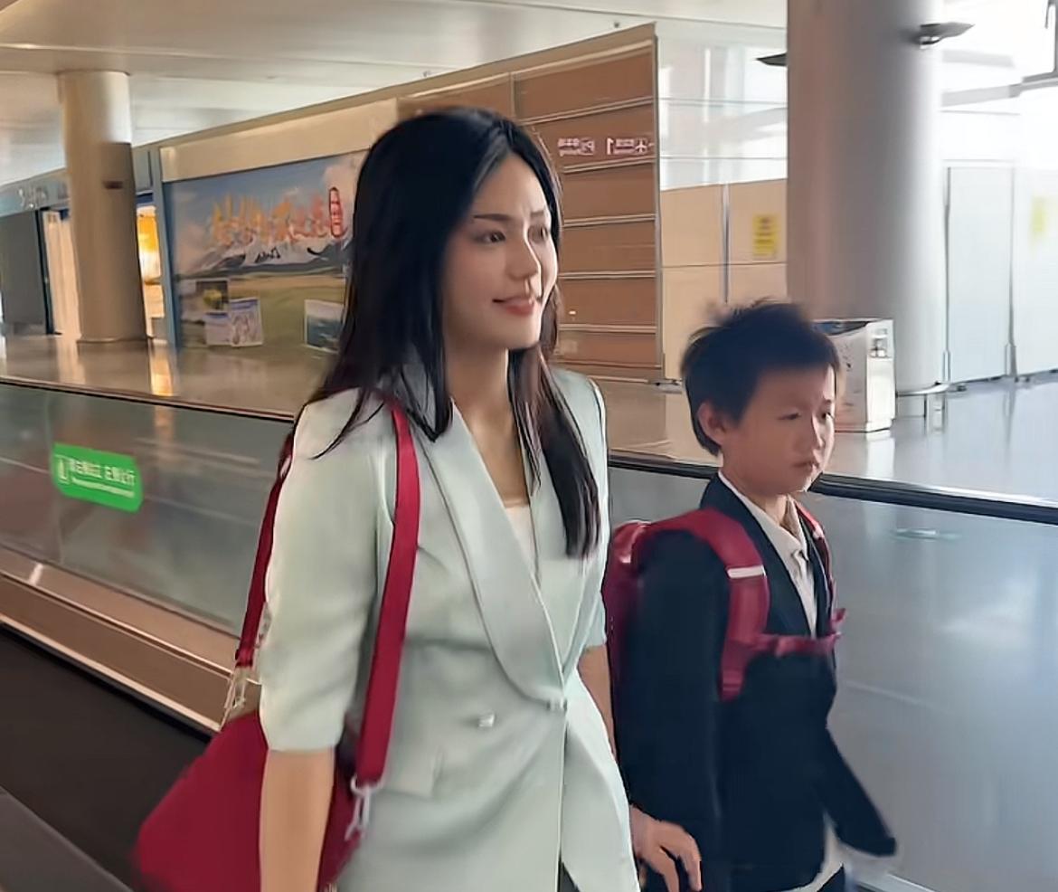 什么情况，张海波要追回樊小慧？花1500元豪购樊小慧带货的学生包，还公开表示：打