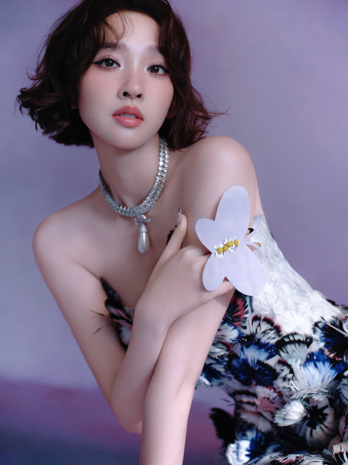 唐艺昕把蝴蝶穿在了身上唐艺昕浪姐版狙击蝴蝶这是什么神仙造型，每一帧都美到我心颤 