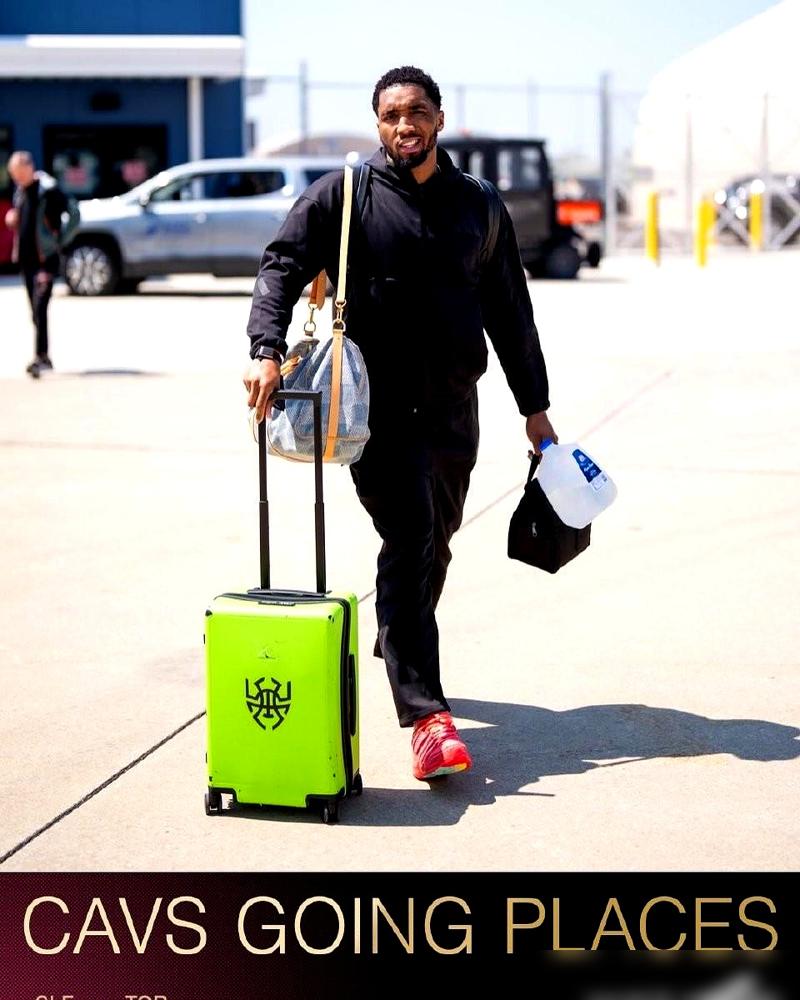 出大事了，骑士队飞往多伦多，哈登直接玩消失！
一张登机合影，骑士队全员都在，偏