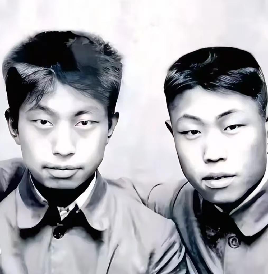 这是1936年苏铸（左）和同学的合影。苏铸七岁入私塾，后转入交城县立小学校。14