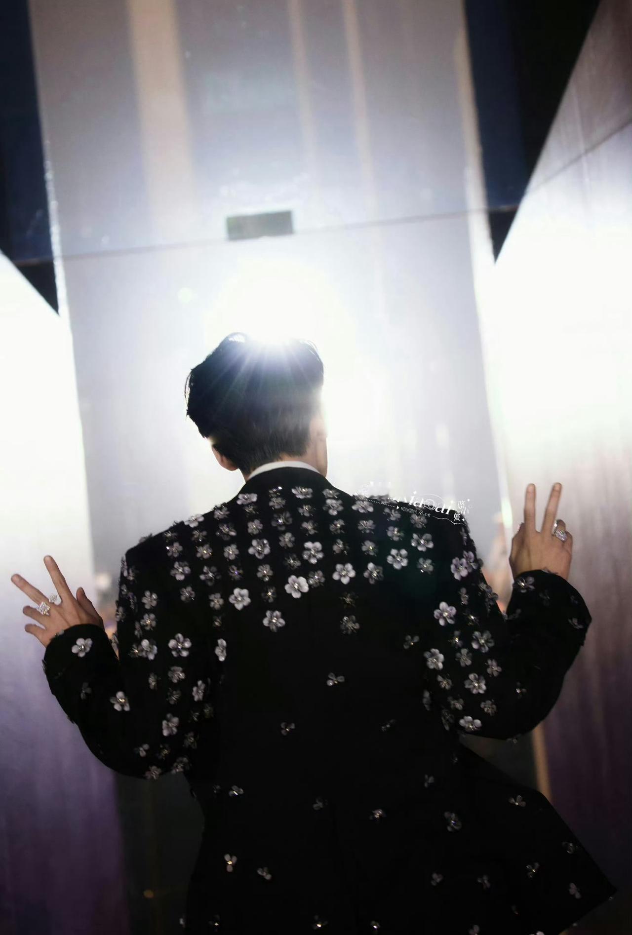 檀健次  。
檀健次 | 星光大赏
他是领奖台上沉稳的年度星光演员，也是红毯上即