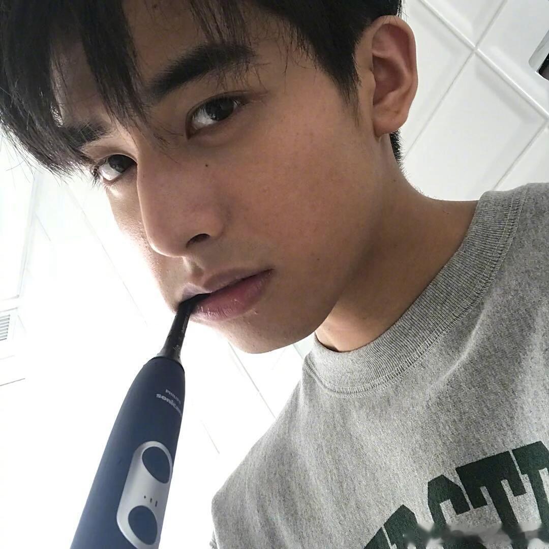 宋威龙给我一个早睡的理由 此男自拍角度向来如此！确实没办法早睡了都一点了