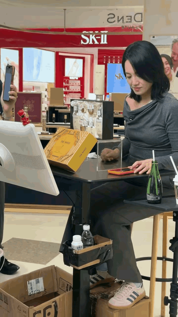 朱丹直播间素颜亮相，有网友爆她腰间有赘肉和小腹大！
其实在直播间里的她看起来十分