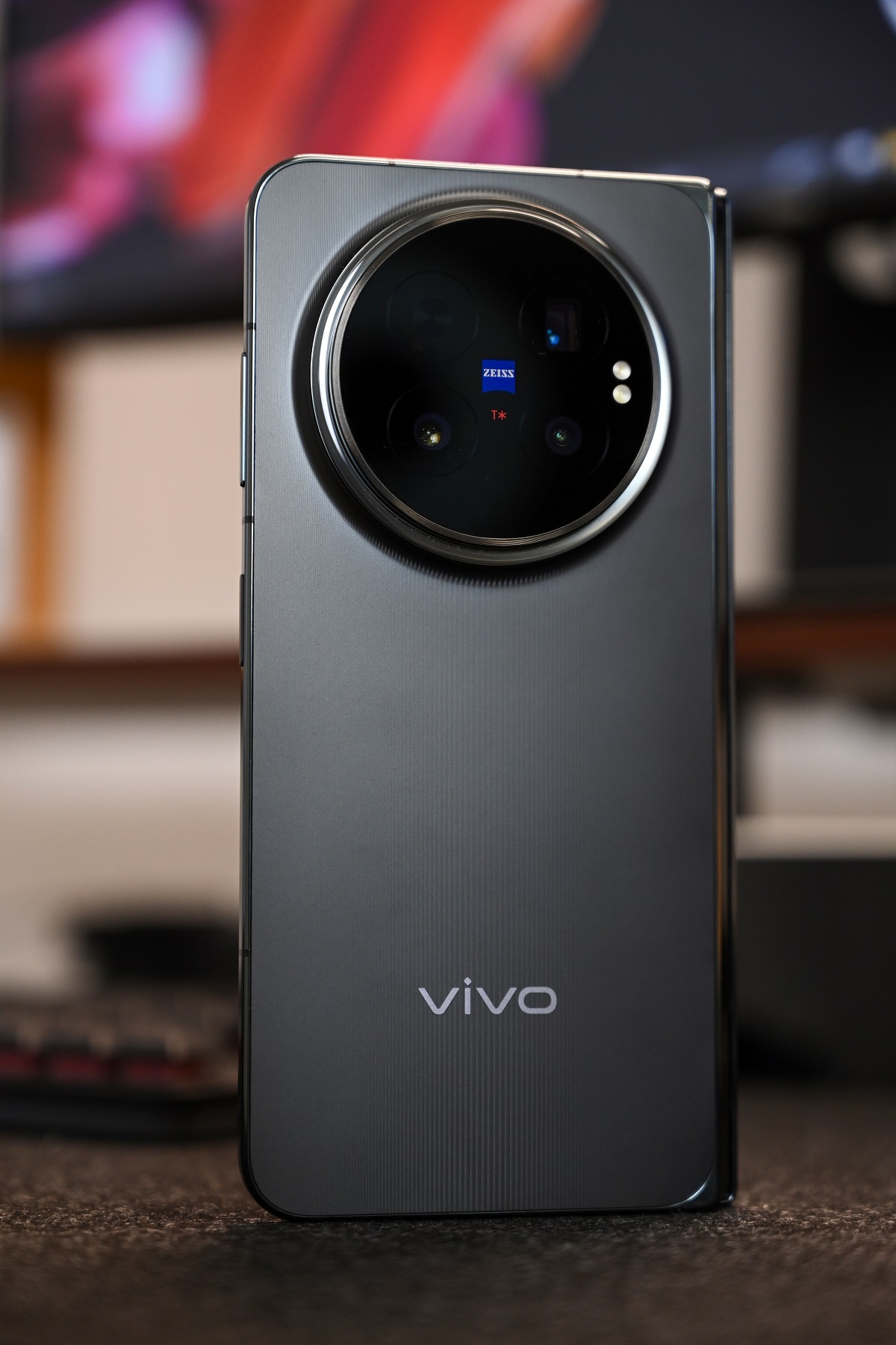 黑色的vivo X Fold6，背面带有竖向的黑色条纹，中框也是做的尽可能窄~ 