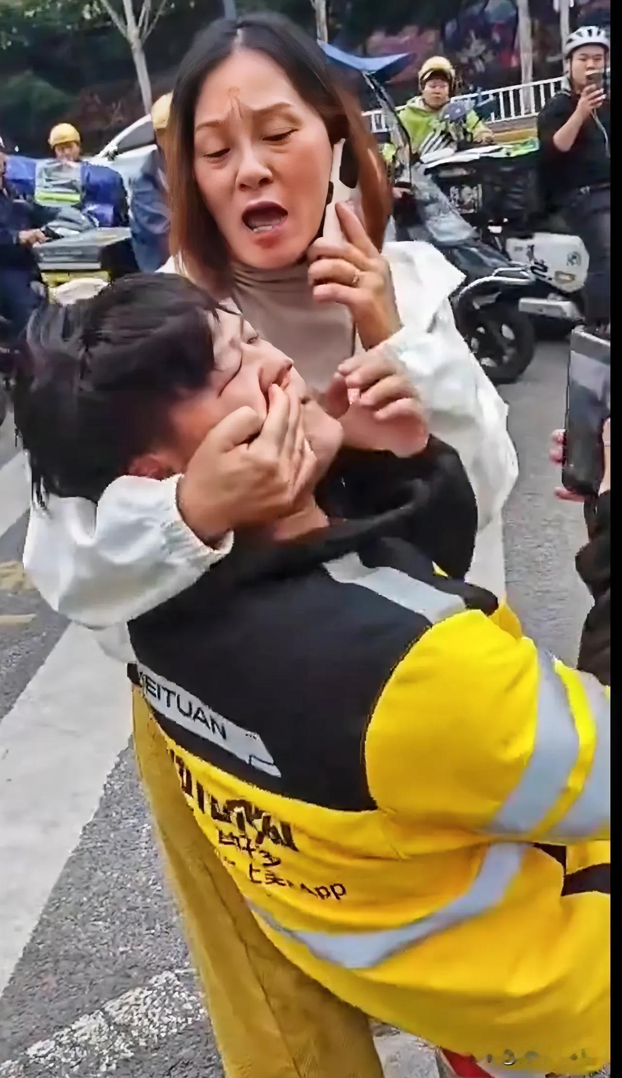 后续来了，重庆42岁醉酒女子当街脚踩、殴打21岁外卖员已被刑拘。川渝暴龙，名不虚