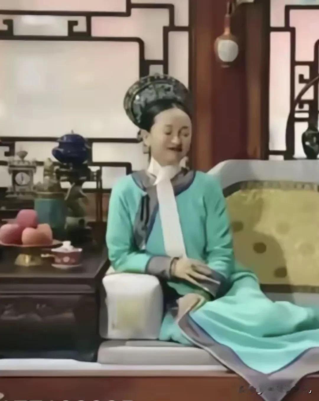 一眼就能看出谁是亲侄女，
相同的姿势，怎么差别这么大，
周迅类似这种小表情太多了