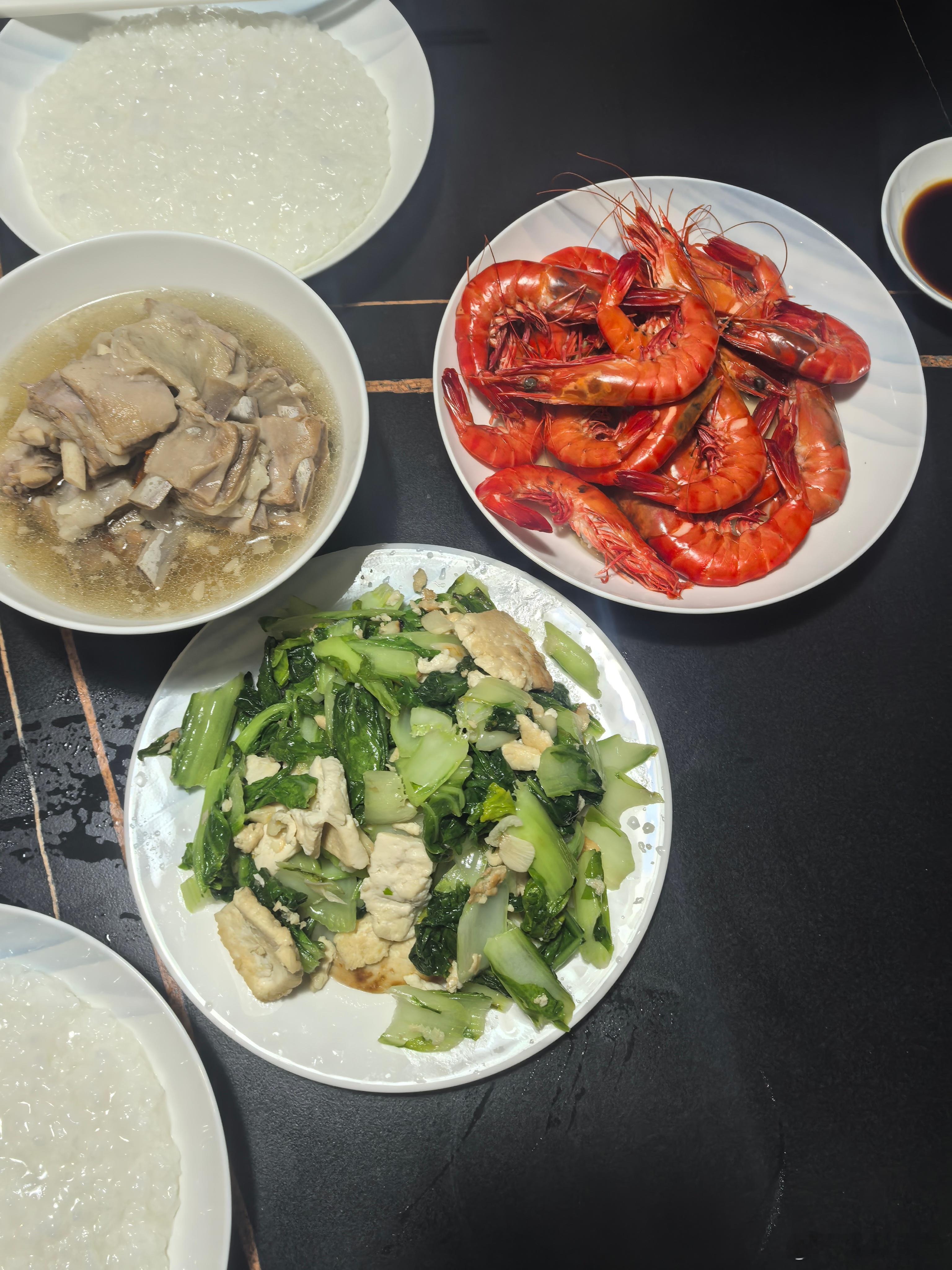 李爷减肥计划  天冷，简简单单弄盘小菜，热乎乎的羊排汤，不要太舒适。中国人的生活