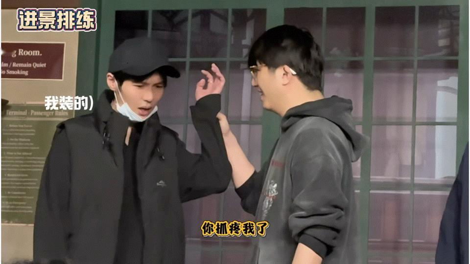 镜头外的左凌峰 左凌峰的舞台魅力，原来根植于镜头外的这份拼劲！高烧不退仍坚持，多