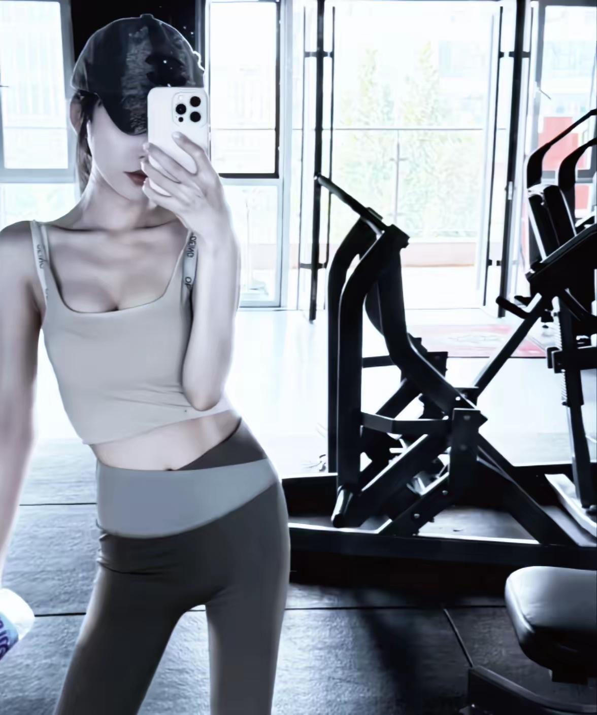 现在是不是有人越琢磨越好奇——司晓迪到底哪来的魅力，能让一众顶流男明星都和她扯上