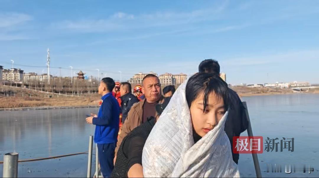 宁夏13岁女孩救人的事最新消息
被救者的家长带着现金和礼物
来到了她家，被女孩的