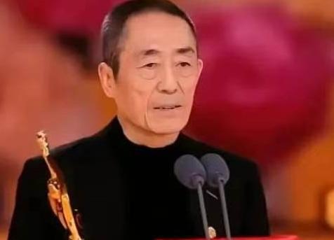 76岁的张艺谋在百花奖现场，脸都快僵了。原因无他，旁边那位年轻貌美的女主持，麦克