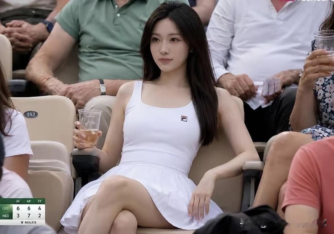 照片中看比赛的美女长相虽然精致，但不是传统意义上的东方美女，脸蛋耐看，可是没有辨