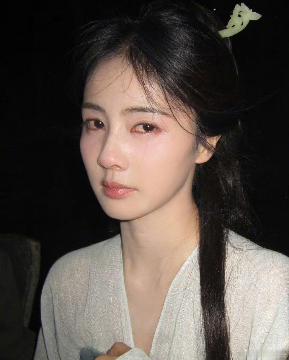 白鹿这波哭戏真的有点东西。以前看她哭是“好惨”，这次看《莫离》里的叶璃，是心里跟
