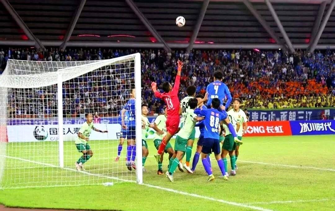 九队踢球，一轮轮空，不是足球，是排班表。
球迷等半天，球没开踢，票钱白花。
球队