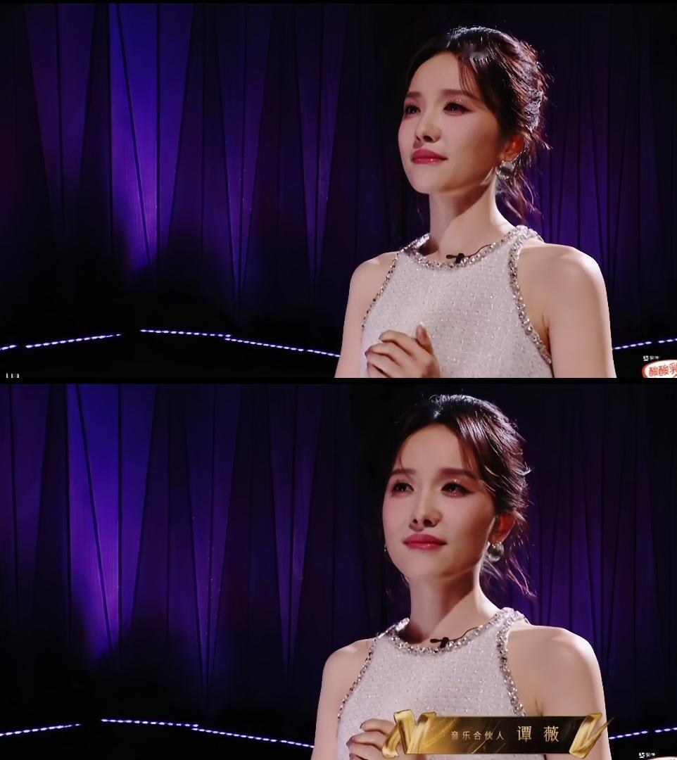 谭薇是李佳薇的头号小迷妹 《歌手2025》里谭薇对李佳薇的偏爱都快溢出屏幕了。李