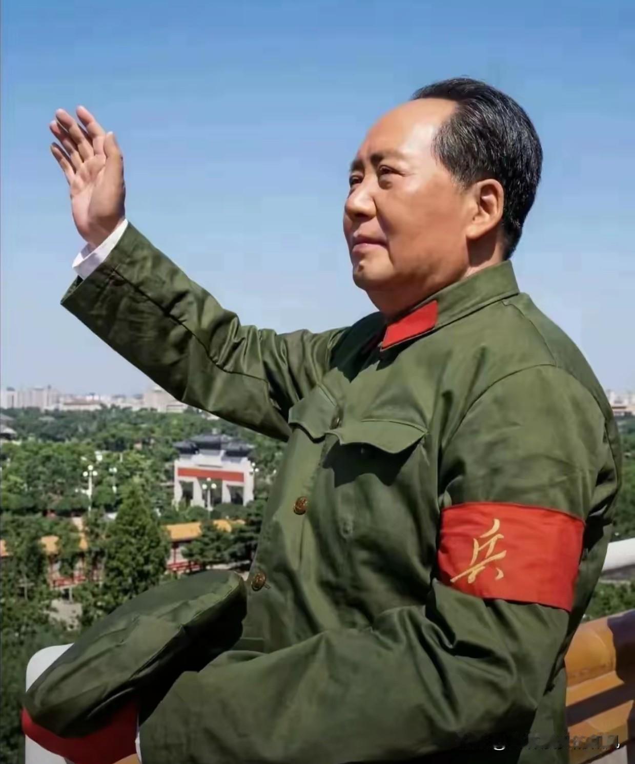 从无自封的伟人，唯有民心铸就的丰碑。所有千古敬仰的崇高，从来不是权力的加冕，从来
