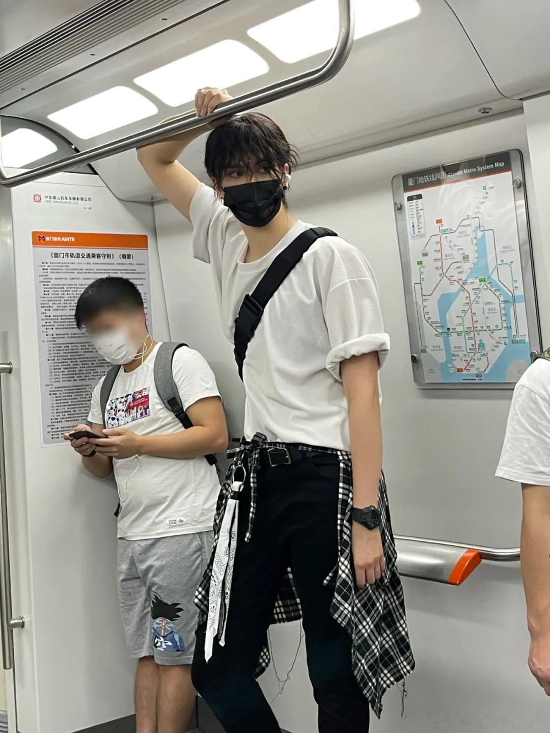 在地铁上和帅哥对视时应该干什么 对视一秒，慌张半程，主打一个表面淡定，内心慌乱到