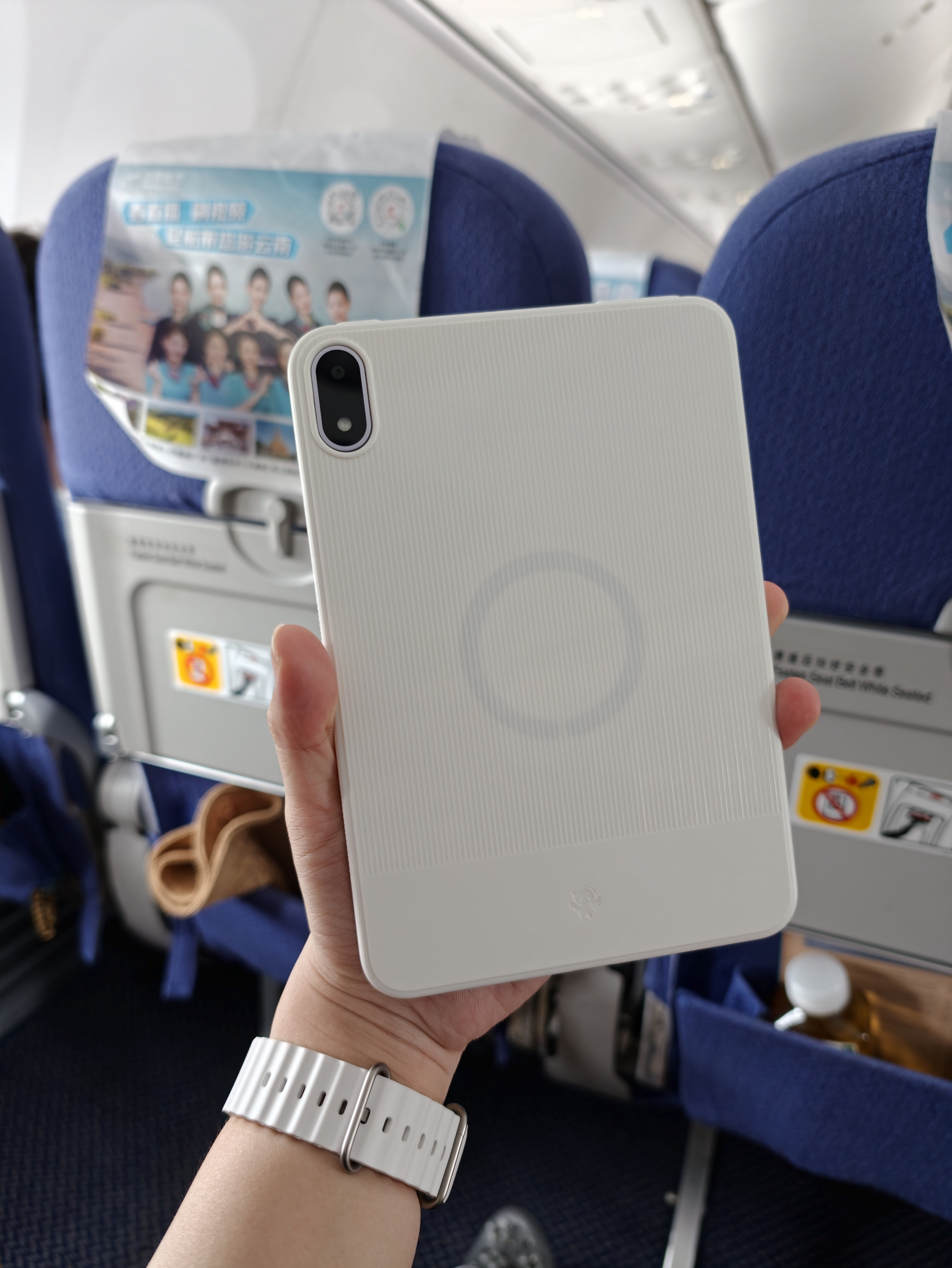 机上拿 OPPO Pad Mini 看个剧，一手可握、边框窄、高素质 OLED 