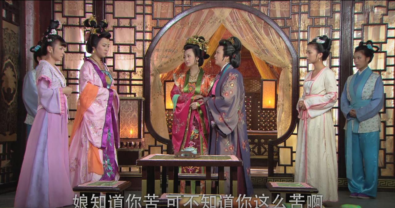 虽然王宝钏事先声明不要娘家帮忙也不许小莲告诉家里人自己日子艰难，但王夫人和大姐十
