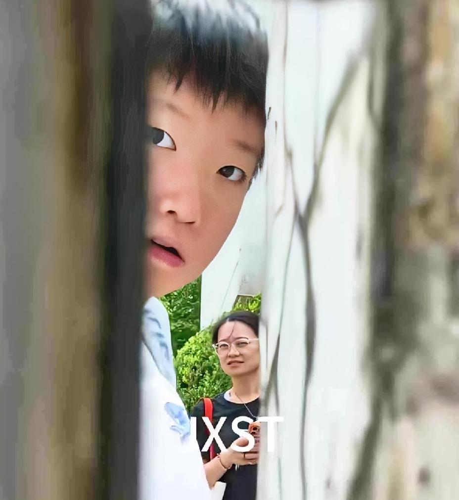 莎莎表示让我瞧瞧，
是哪个老六在外边。
惊不惊喜，
意不意外？
竟然折返回来对视