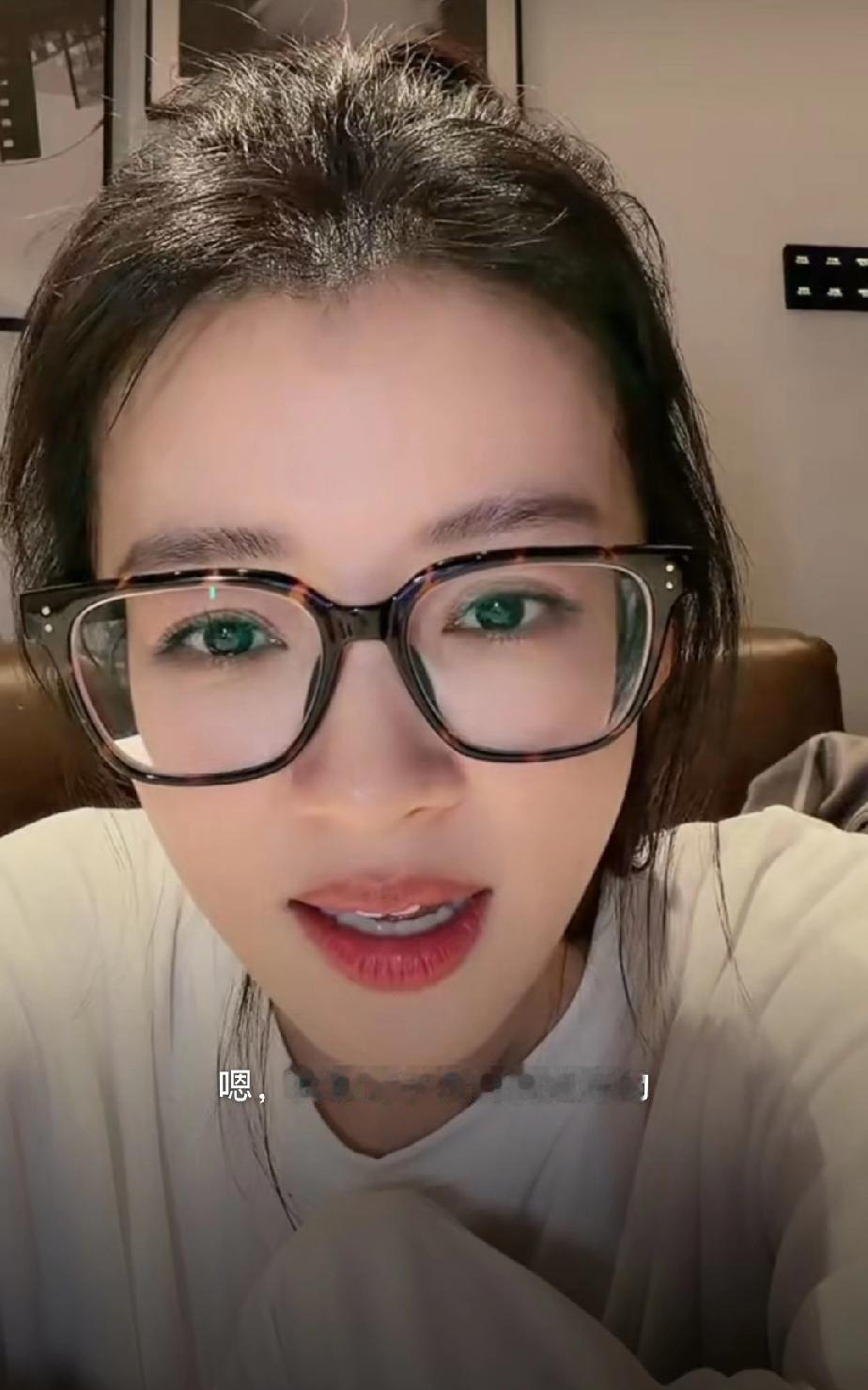 孙怡直播时有网友问孙怡是不是真的和阚清子闹掰了，孙怡笑着回答网友说：“我跟清子我